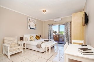 self catering accommodation bluewater bay king guest lodge room1 1