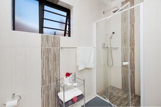 apartment styled accommodation self catering bluewater bay king guest lodge bathroom