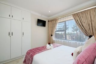 apartment styled accommodation self catering bluewater bay king guest lodge bedroom 2 2