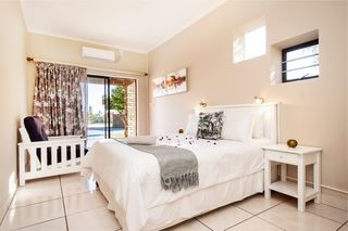 self catering accommodation bluewater bay king guest lodge room6 1