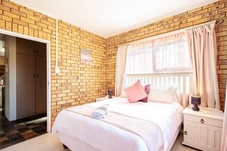 self catering accommodation bluewater bay king guest lodge room7 1