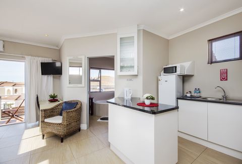 sea side accommodation guest lodge bluewater bay king 027