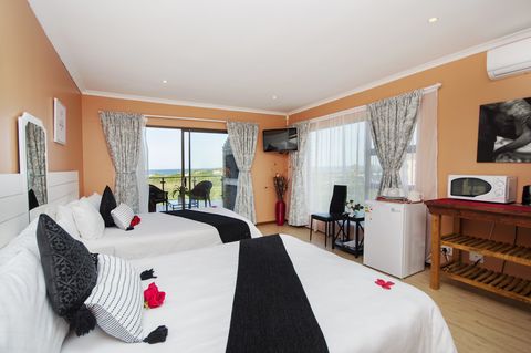 sea side accommodation guest lodge bluewater bay king 039