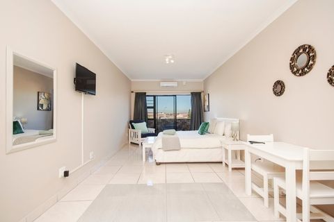 self catering accommodation bluewater bay king guest lodge room3 1